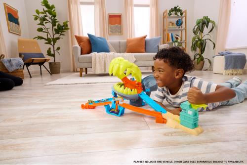 Hot Wheels Shark Chomp Beach Playset