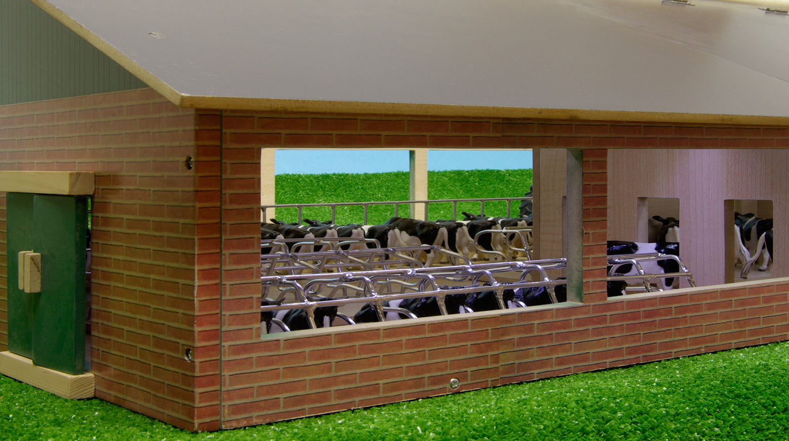 Kids Globe 0495 - Wooden Cattle Shed with Milking Parlour