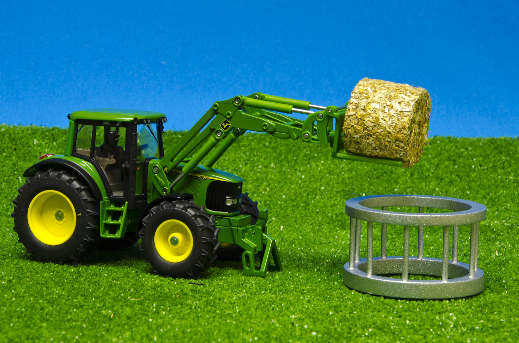 Kids Globe Round Bales 1:32